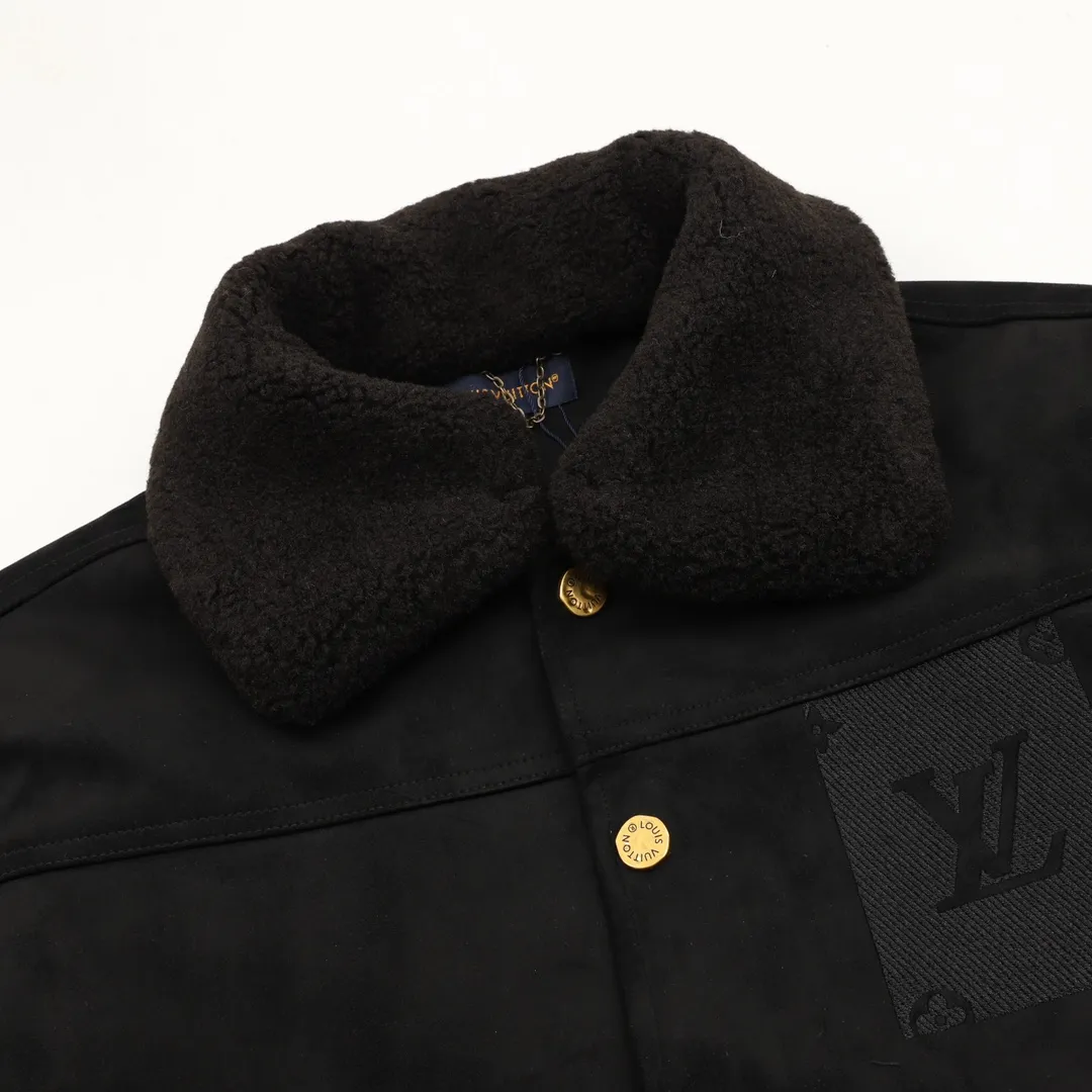 🅿️570 Louis Vuitton/Louis Vuitton embossed embossed fur collar denim jacket Originally purchased for 26,800, the fabric is made of 7*7 count combed siro spinning and thickened 480g twill denim fabric. There are hidden engraved button closures under the front placket. Monogram element pockets are integrated into the front panel into the leisurely workwear silhouette. Jacquard details are aligned and embossed. The pattern is clear, and two sets of aluminum molds are made for the two embossing areas. A set of molds is made for each code according to the size of the embossing on the two sides of the front panel. After high-temperature pressing, each pattern is manually filled with silicone to prevent dents. The washing process uses a combination of multiple processes such as heavy fermentation, washing and frying, spraying maliu, etc. Classic denim lapel design, straight hem design, all accessories and zipper hardware are all customized in matching bronze and distressed colors, the lining is customized with patches, and the fur collar is a detachable high-quality sheep collar to achieve perfect consistency. Size: XS-L